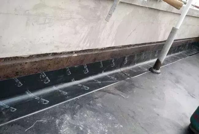 屋面工程技术规范屋面防水_关于屋面防水工程的做法,正确的有_卷材防水屋面工程